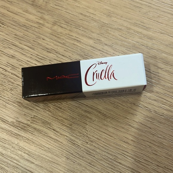 LE Mac Disney Cruella Matte Lipstick - Bright Red - Picture 3 of 6